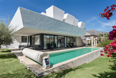 5 Bedroom Detached Villa in Nueva Andalucía - Image 1