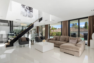 5 Bedroom Detached Villa in Nueva Andalucía - Image 3