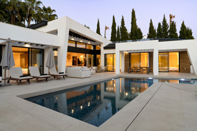 6 Bedroom Detached Villa in Nueva Andalucía - Image 3