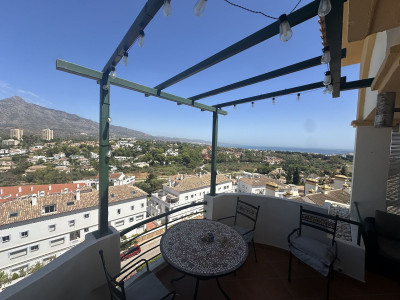 2 Bedroom Middle Floor Apartment in Nueva Andalucía - Image 1