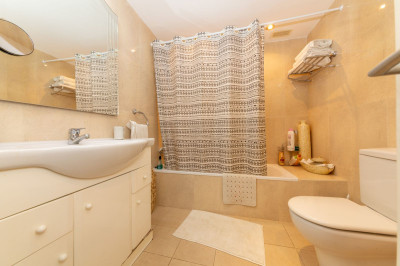 2 Bedroom Middle Floor Apartment in Nueva Andalucía - Image 5