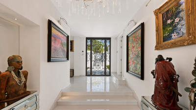 6 Bedroom Detached Villa in Nueva Andalucía - Image 5
