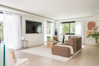 5 Bedroom Detached Villa in Nueva Andalucía - Image 4