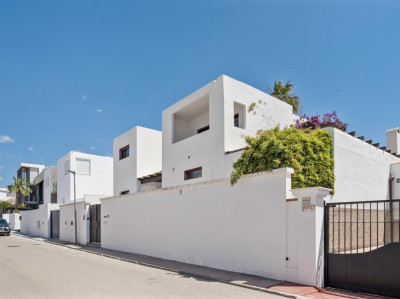 6 Bedroom Detached Villa in Nueva Andalucía - Image 2