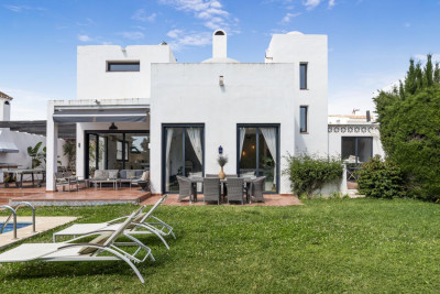 6 Bedroom Detached Villa in Nueva Andalucía - Image 3