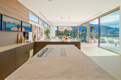 5 Bedroom Detached Villa in Nueva Andalucía - Image 4