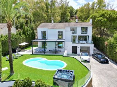 5 Bedroom Detached Villa in Nueva Andalucía - Image 1