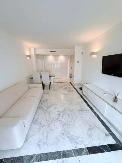 1 Bedroom Middle Floor Apartment in Puerto Banús - Image 5