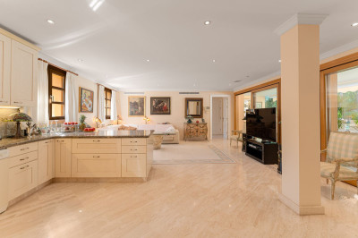 5 Bedroom Detached Villa in Nueva Andalucía - Image 5