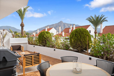 4 Bedroom Middle Floor Apartment in Nueva Andalucía - Image 1