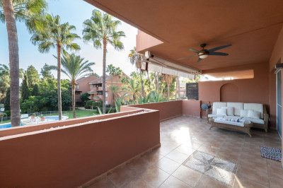 2 Bedroom Middle Floor Apartment in Puerto Banús - Image 4