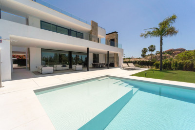 5 Bedroom Detached Villa in Nueva Andalucía - Image 2