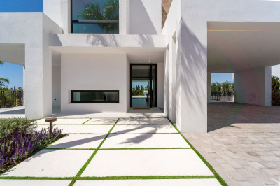 5 Bedroom Detached Villa in Nueva Andalucía - Image 4