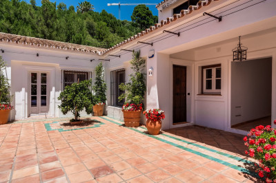 2 Bedroom Ground Floor Apartment in La Zagaleta - Image 2
