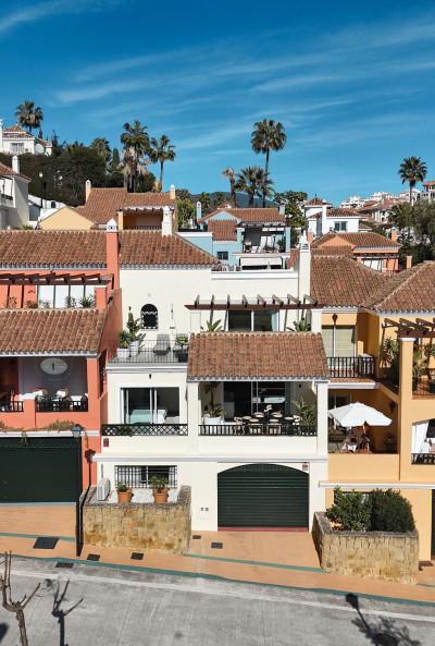 4 Bedroom Townhouse in Nueva Andalucía - Image 2
