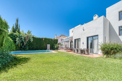 6 Bedroom Detached Villa in Nueva Andalucía - Image 1