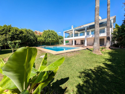 5 Bedroom Detached Villa in Nueva Andalucía - Image 1
