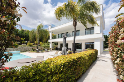 5 Bedroom Detached Villa in Nueva Andalucía - Image 1
