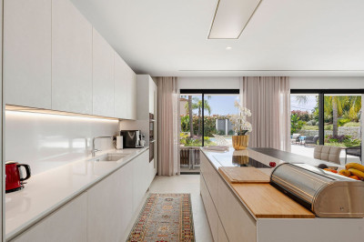 5 Bedroom Detached Villa in Nueva Andalucía - Image 3