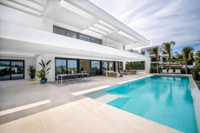 6 Bedroom Detached Villa in Nueva Andalucía - Image 1