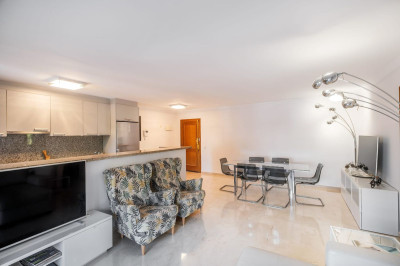 2 Bedroom Middle Floor Apartment in Nueva Andalucía - Image 2
