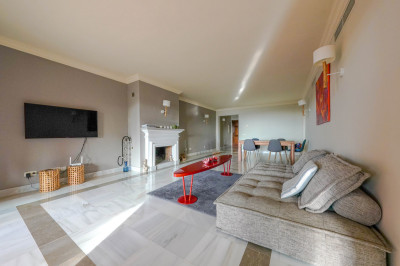 2 Bedroom Middle Floor Apartment in La Quinta - Image 3