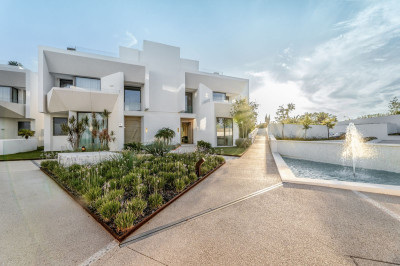 4 Bedroom Semi-Detached House in Nueva Andalucía - Image 3