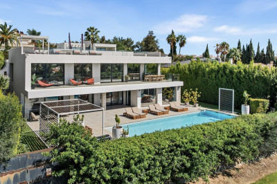 5 Bedroom Detached Villa in Nueva Andalucía - Image 1