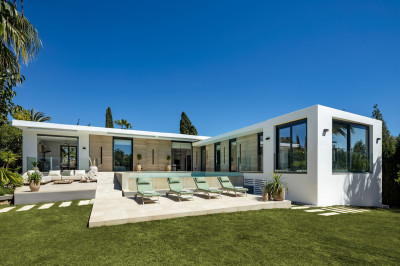 5 Bedroom Detached Villa in Nueva Andalucía - Image 1