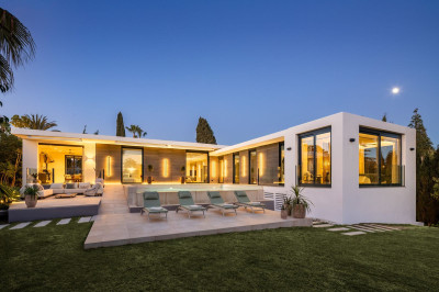 5 Bedroom Detached Villa in Nueva Andalucía - Image 2