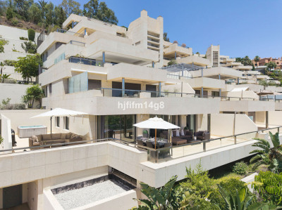 2 Bedroom Middle Floor Apartment in Nueva Andalucía - Image 2
