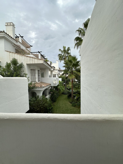 3 Bedroom Middle Floor Apartment in Puerto Banús - Image 2