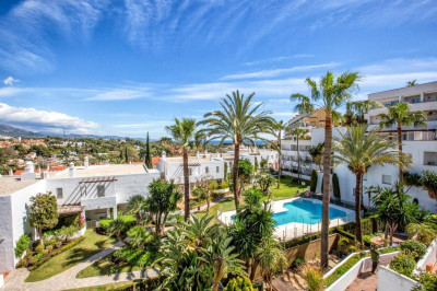 2 Bedroom Middle Floor Apartment in Nueva Andalucía - Image 1