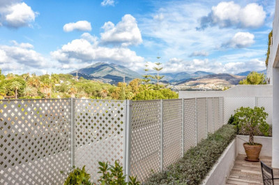 2 Bedroom Middle Floor Apartment in Nueva Andalucía - Image 4