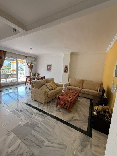2 Bedroom Middle Floor Apartment in Nueva Andalucía - Image 2