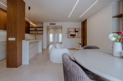 2 Bedroom Middle Floor Apartment in Nueva Andalucía - Image 2