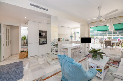 2 Bedroom Middle Floor Apartment in Nueva Andalucía - Image 3