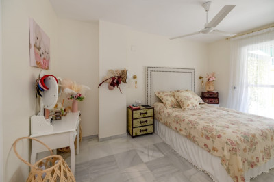 2 Bedroom Middle Floor Apartment in Nueva Andalucía - Image 4