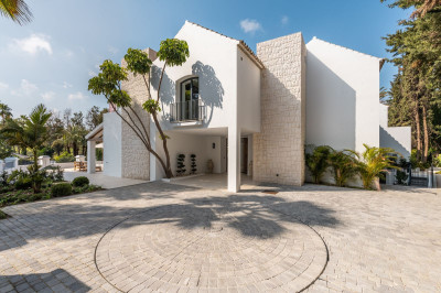 5 Bedroom Detached Villa in Nueva Andalucía - Image 3