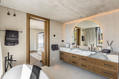 5 Bedroom Detached Villa in Nueva Andalucía - Image 4