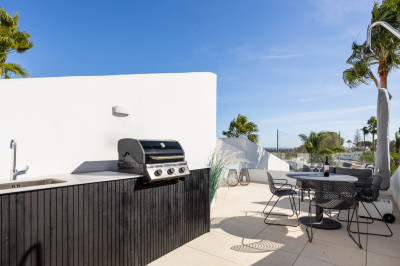2 Bedroom Middle Floor Apartment in Nueva Andalucía - Image 4