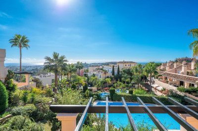 4 Bedroom Middle Floor Apartment in Nueva Andalucía - Image 1