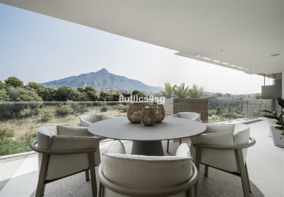 2 Bedroom Middle Floor Apartment in Nueva Andalucía - Image 2