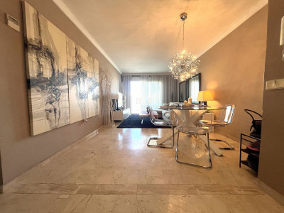 2 Bedroom Middle Floor Apartment in Puerto Banús - Image 2