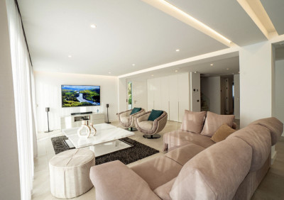 5 Bedroom Detached Villa in Nueva Andalucía - Image 4