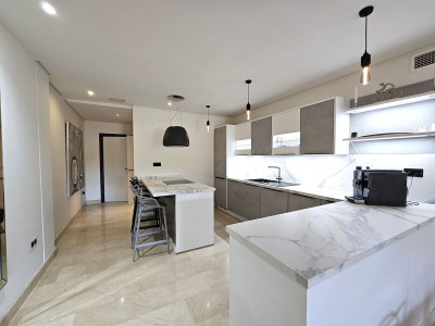 3 Bedroom Middle Floor Apartment in Puerto Banús - Image 3