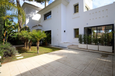6 Bedroom Detached Villa in Nueva Andalucía - Image 3