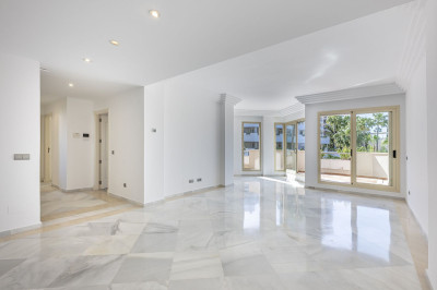 2 Bedroom Middle Floor Apartment in Nueva Andalucía - Image 3