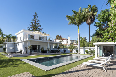 4 Bedroom Detached Villa in Nueva Andalucía - Image 1