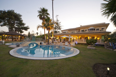 6 Bedroom Detached Villa in Nueva Andalucía - Image 1
